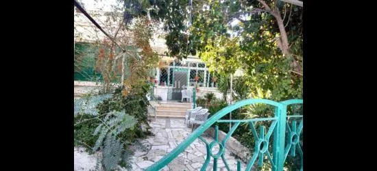 أرض وبيت في إربد موقع للإستثمار في قميم الشارع الرئيسي