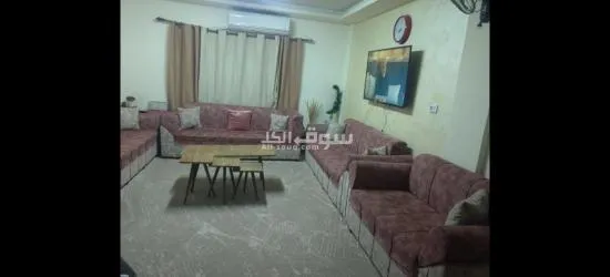 كنب للبيع مع طقم طاولات وسجادة وبرداي بسعر 230 دينار