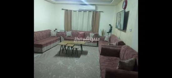كنب للبيع مع طقم طاولات وسجادة وبرداي بسعر 230 دينار - 2