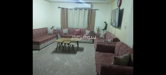 كنب للبيع مع طقم طاولات وسجادة وبرداي بسعر 230 دينار - 3