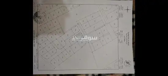 للبيع قطعه ارض مساحتها ٦٢٦م سكن ج مطله وصخريه على شارعين منطقه هادئه وجميله على قمه العبدليه